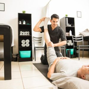 medico fisioterapia que ayuda paciente anciano ejercicio piernas clinica 662251 1742