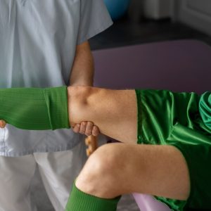 vista lateral atleta cita fisioterapia 23 2149866126